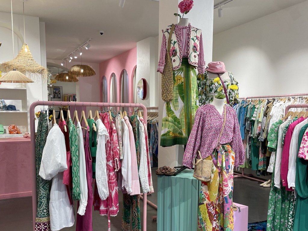 Interno de La Frange à l'Envers, negozio in conto vendita premium in rue Guillaume Brochon a Bordeaux