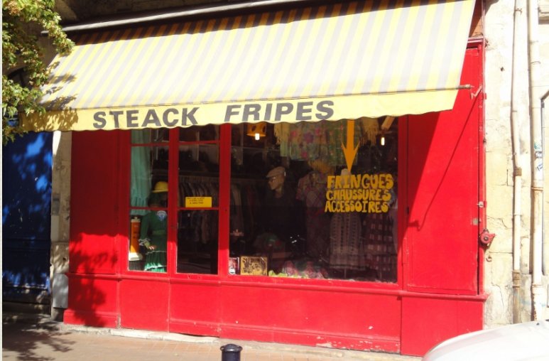 Vetrina rossa del negozio di seconda mano Steack Fripes, 62 rue du Mirail a Bordeaux