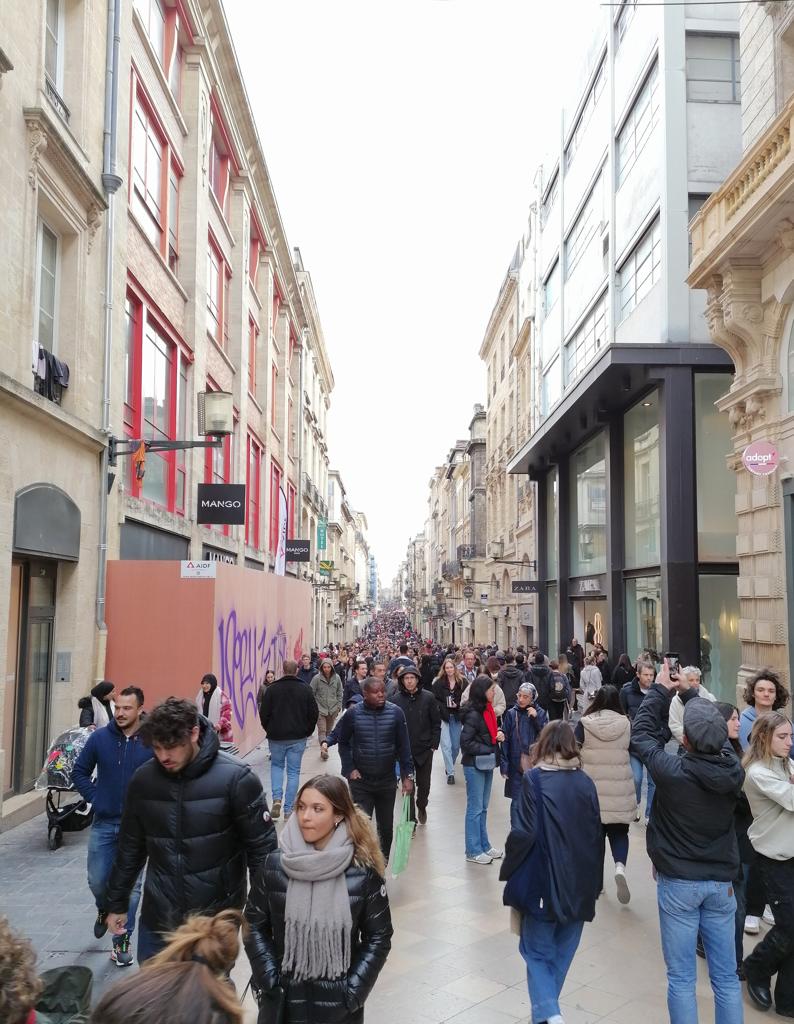 La même rue, cent dix-huit ans plus tard : entre les grandes enseignes, la seconde main tient bon. Photo Horcrux, CC BY-SA 4.0, via Wikimedia Commons.