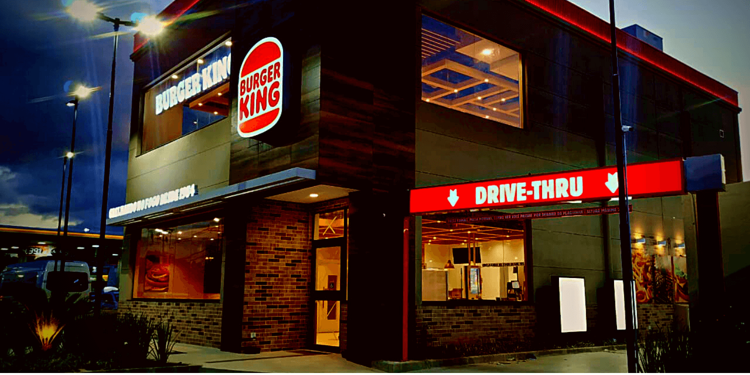 Fachada do restaurante free standing com logo da marca e acesso a pista drive thru do restaurante.