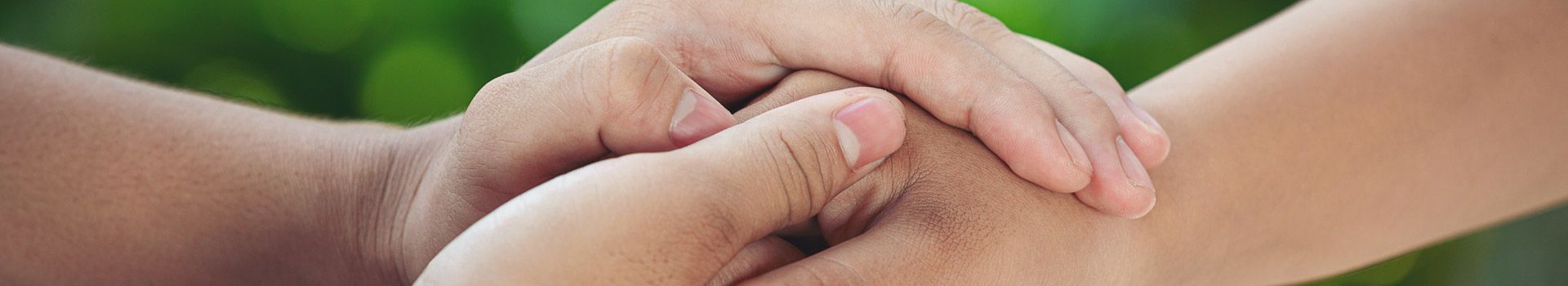 Mãos de cumprimentando simbolizando compromisso