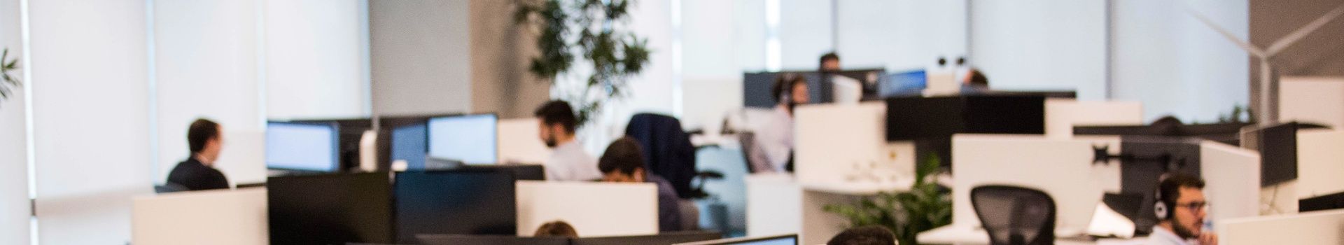 Visão panorâmica de ambiente de trabalho corporativo