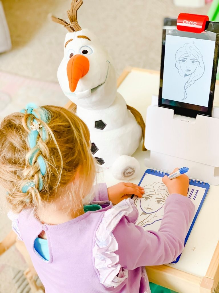 Kids playing Disney Frozen 2 drawing game