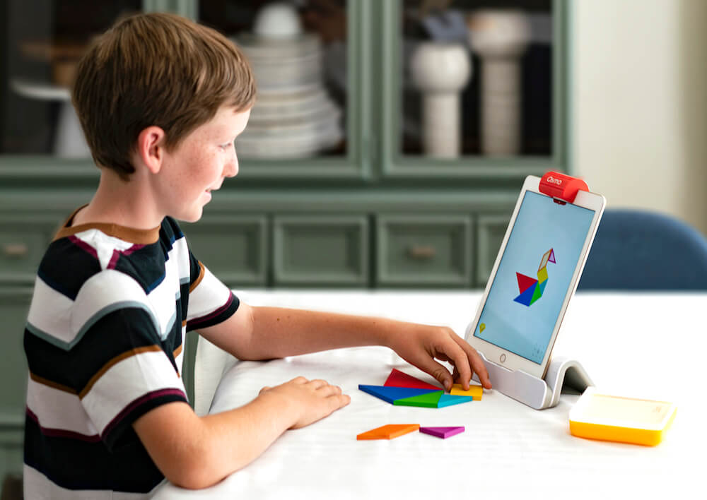 Tangram für Kinder: ein Junge spielt am iPad