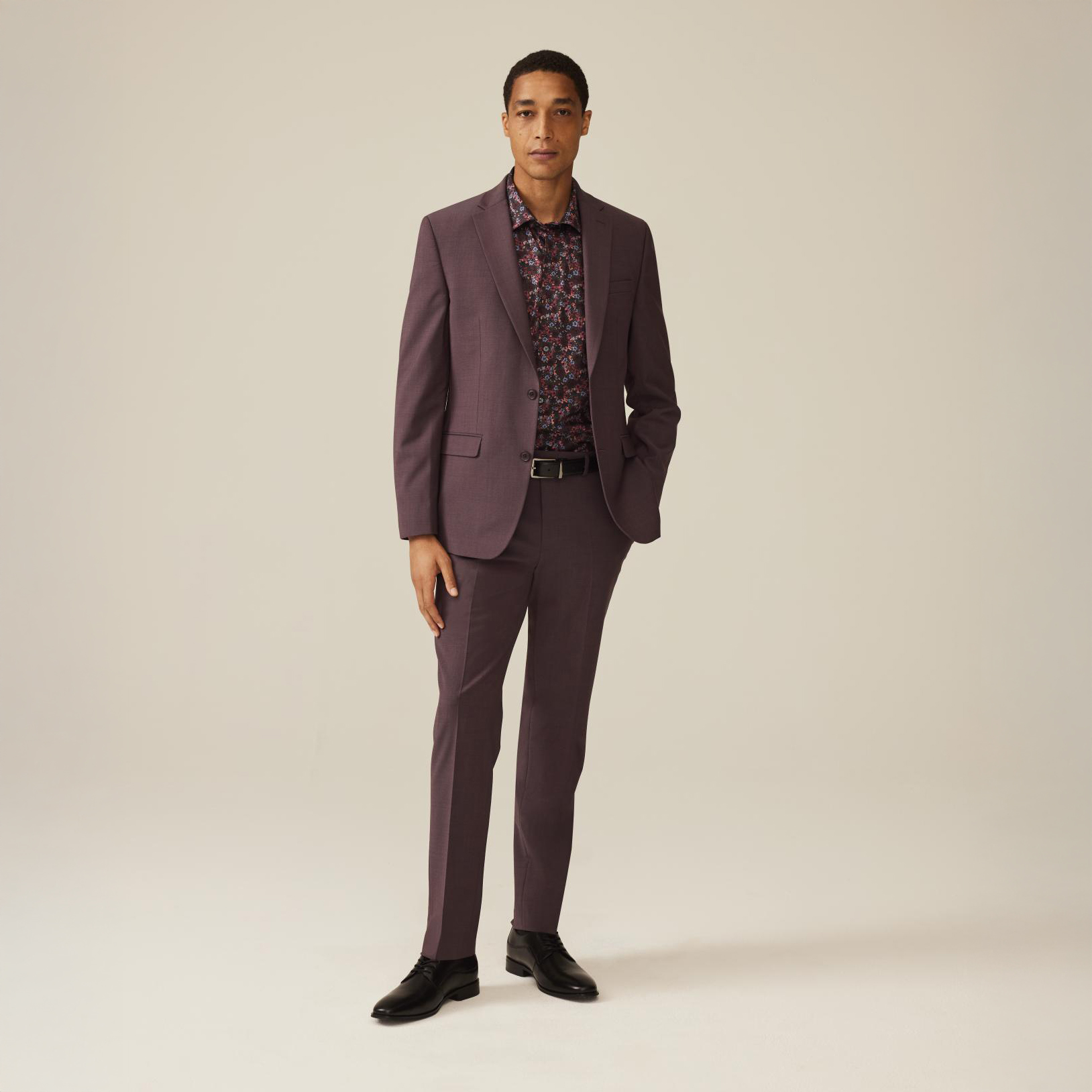 Man in wedding guest maroon blazer and patterned shirt