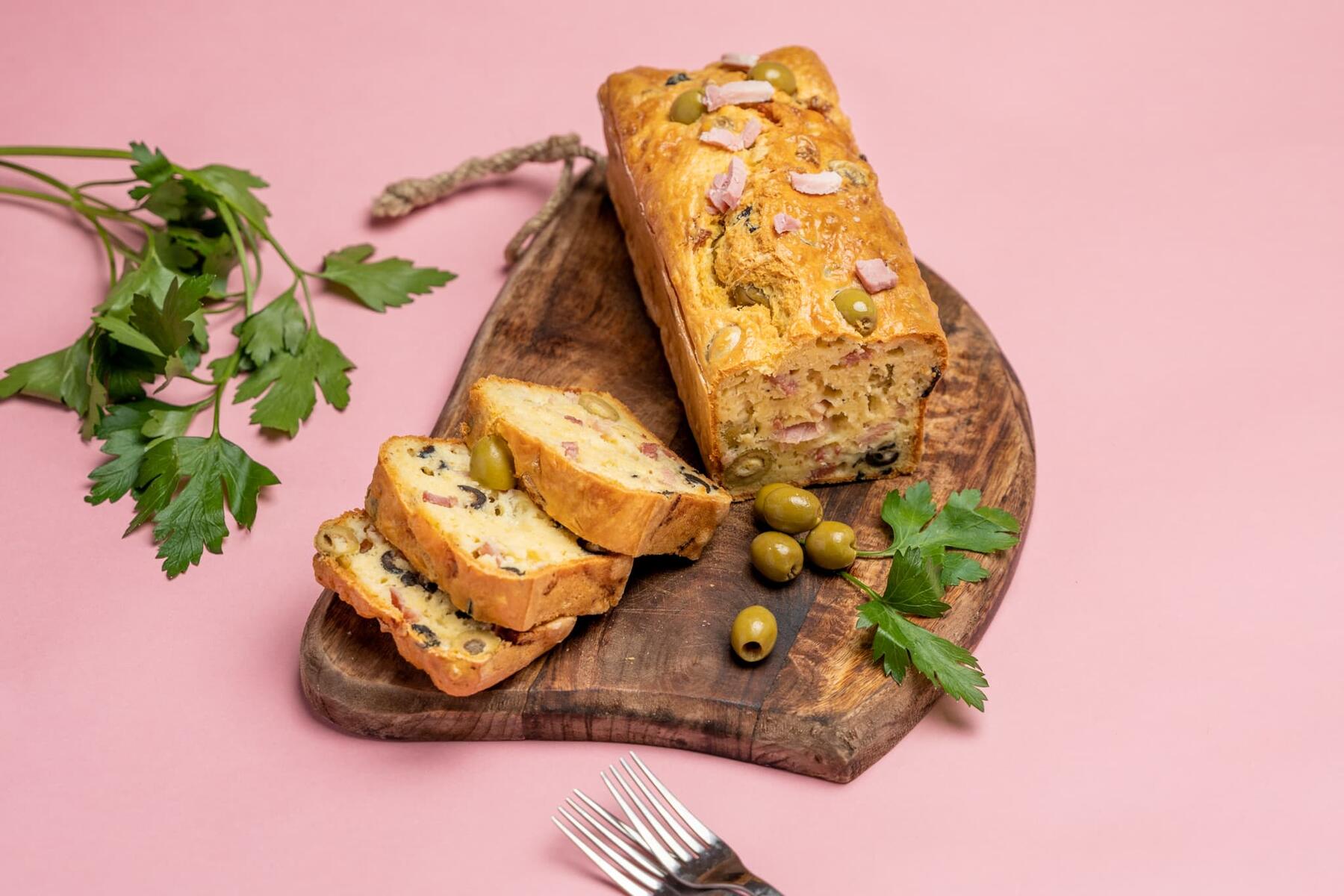 https://storage.googleapis.com/assets.miam.tech/pictures/recipes/studios-fg/2390-cake-aux-olives-jambon-fromage/2390-cake-aux-olives-jambon-fromage_1800x1200.jpg