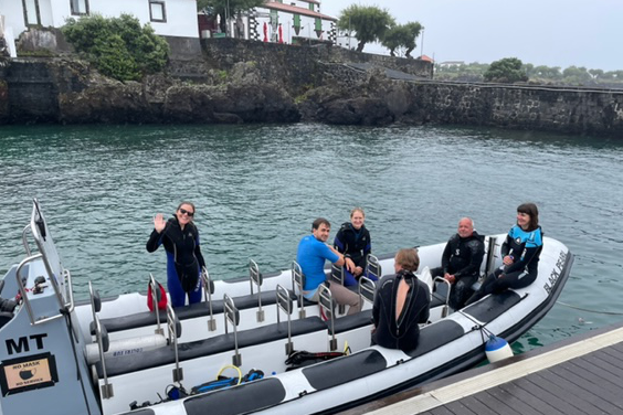 plongeurs sur un bateau aux açores