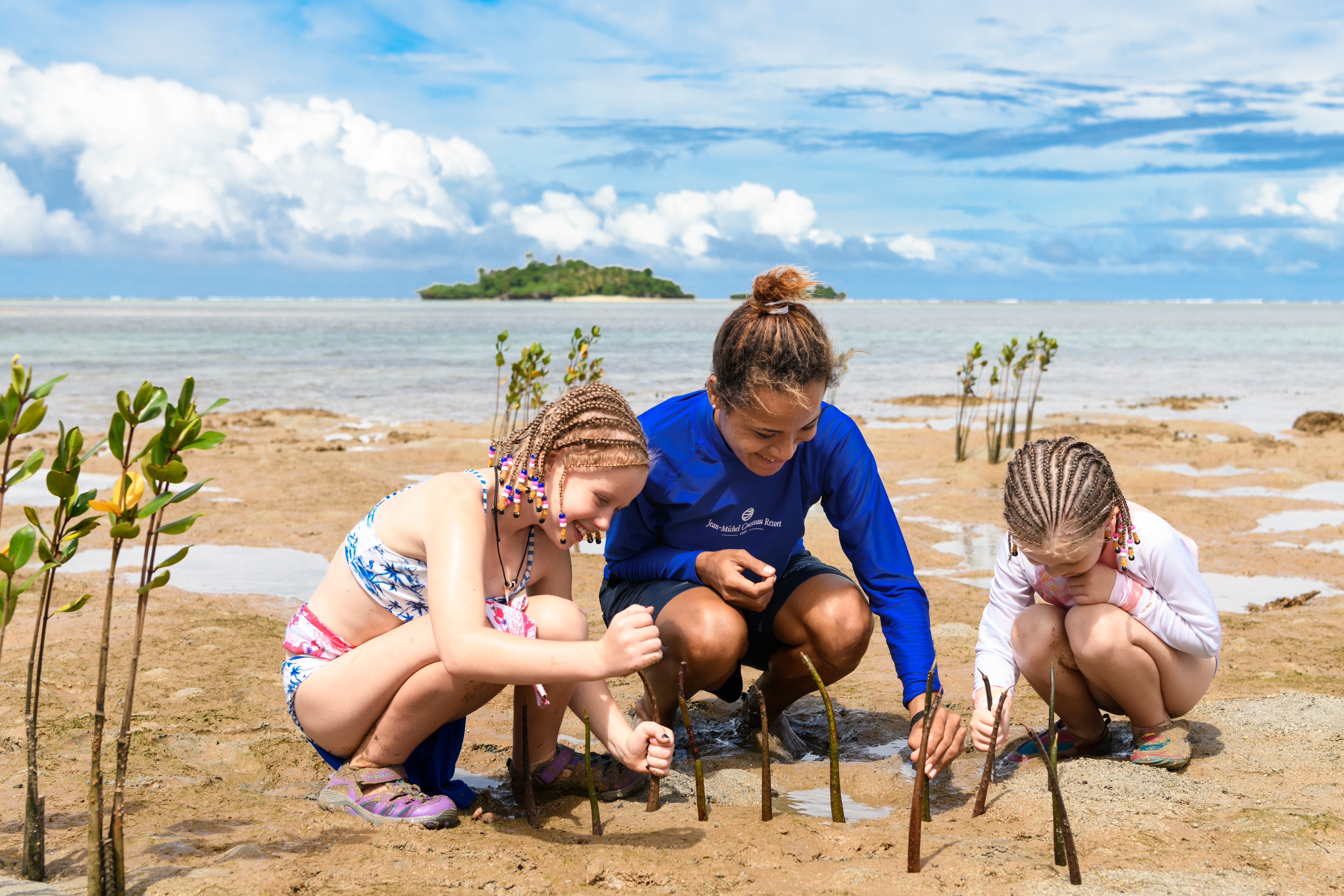 enfants prenant soin des mangroves au resort cousteau à fidji