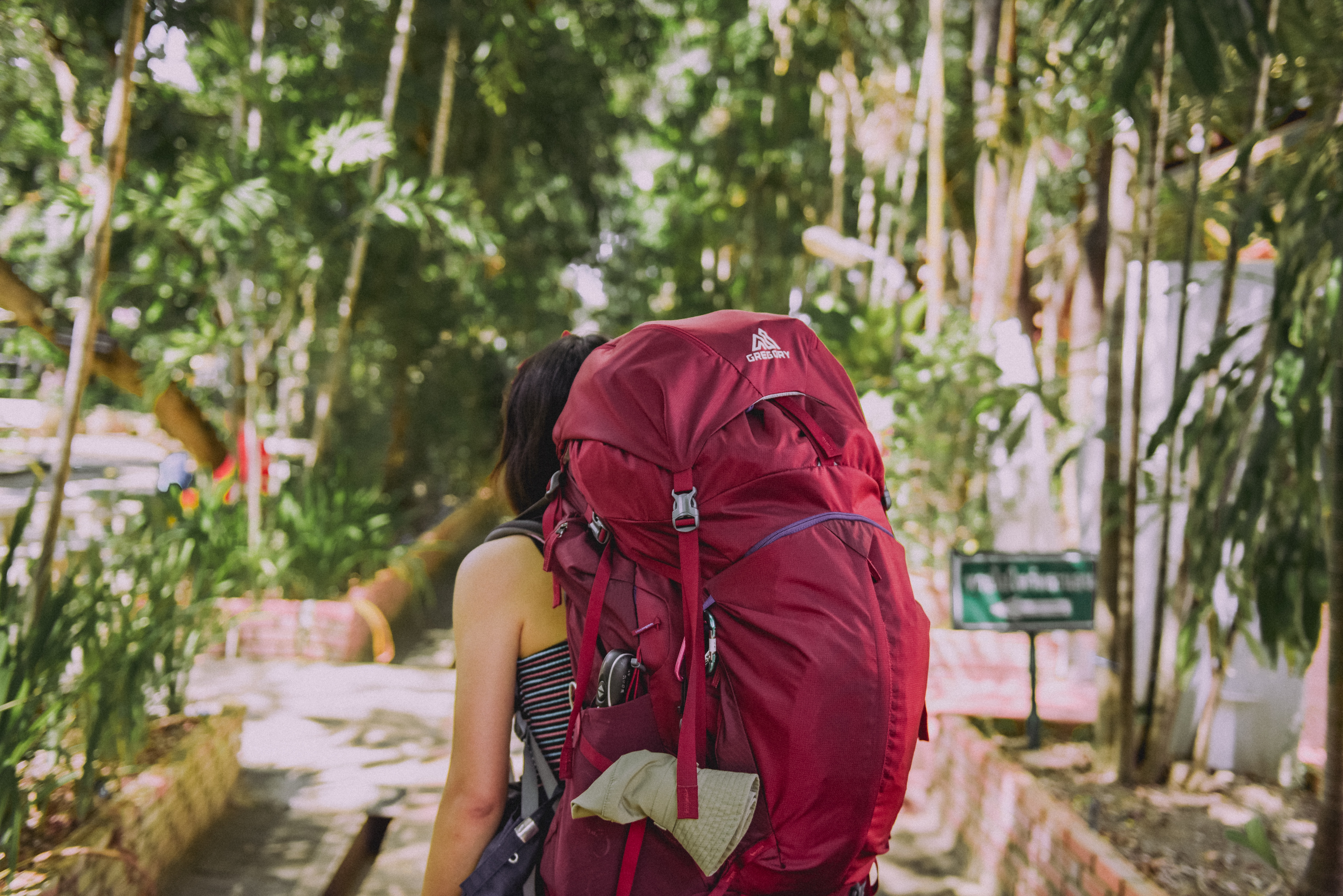 voyageur en sac à dos