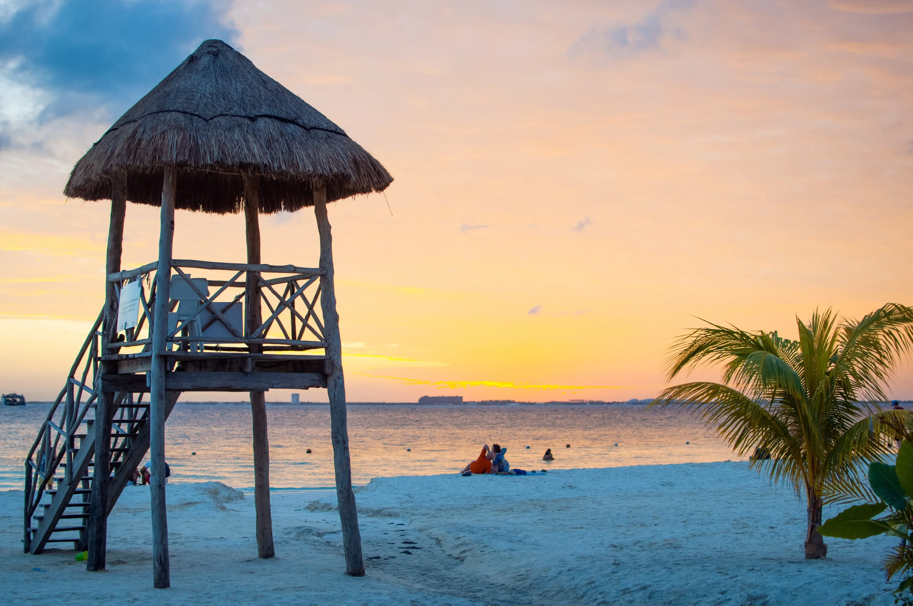 coucher de soleil sur la plage à isla mujeres