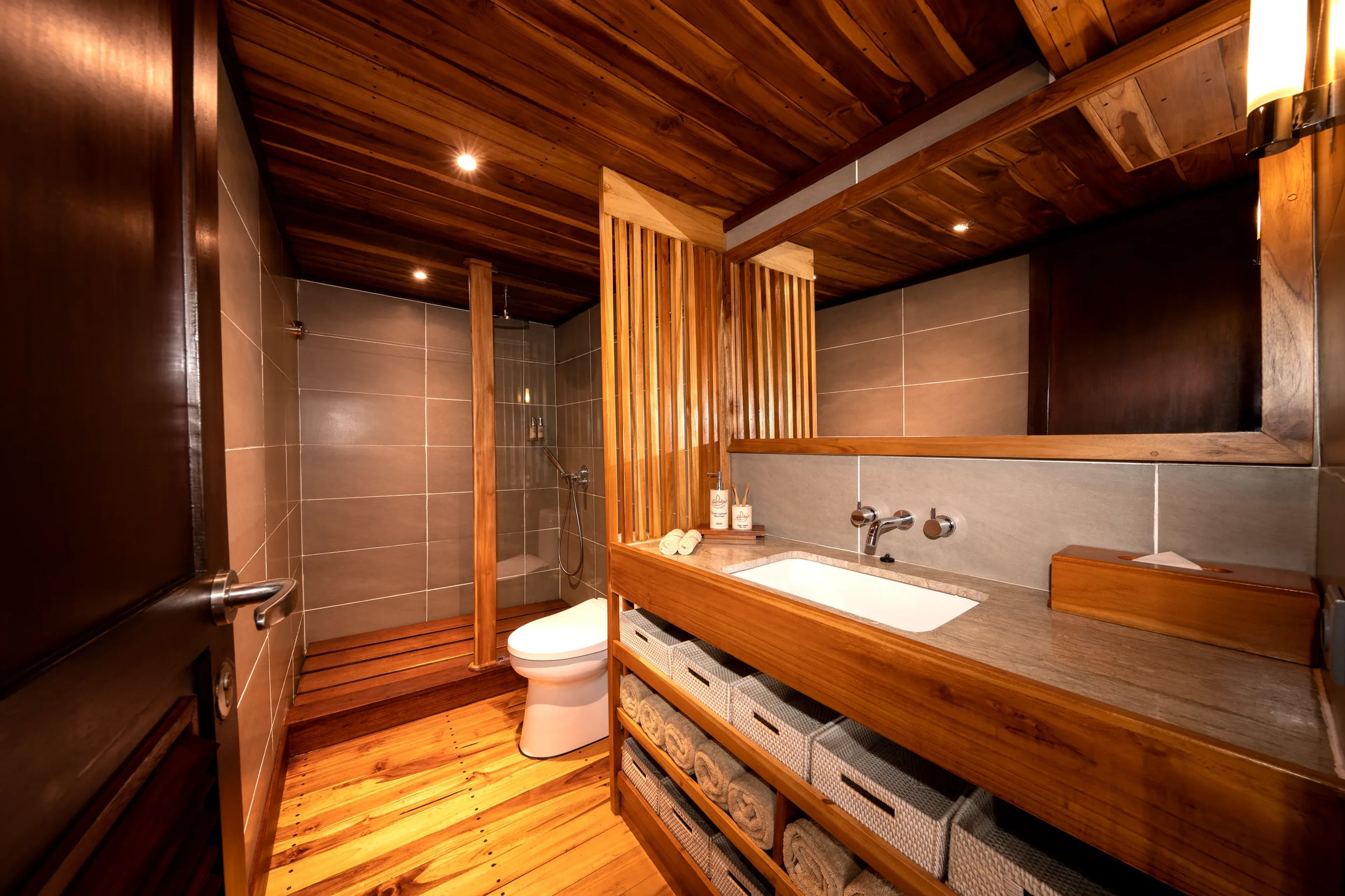 17_coralia_komodo_members_bathroom.webp