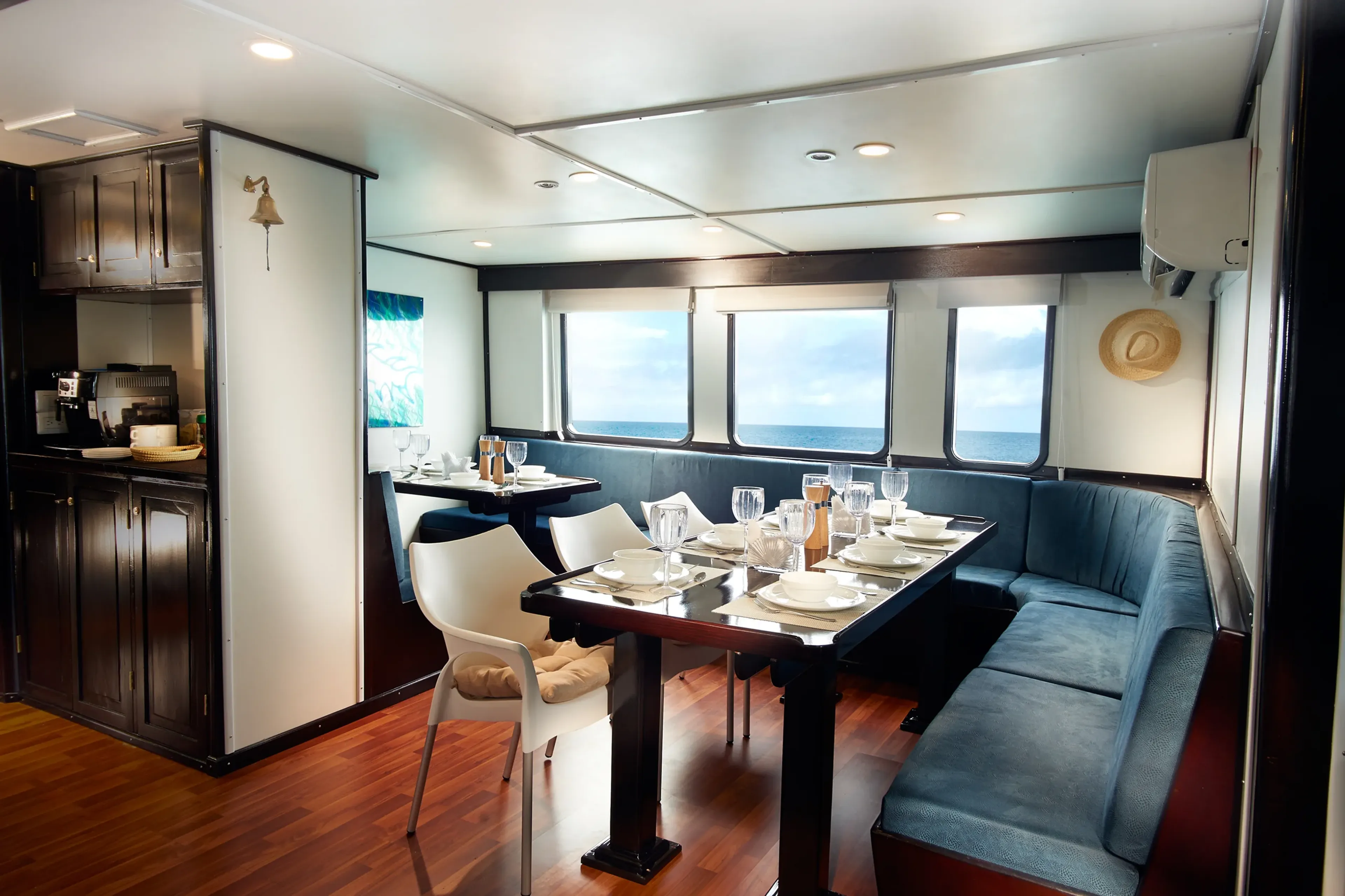 18-Master-Liveaboard-Galapagos-dinning-03-hr-TP.webp