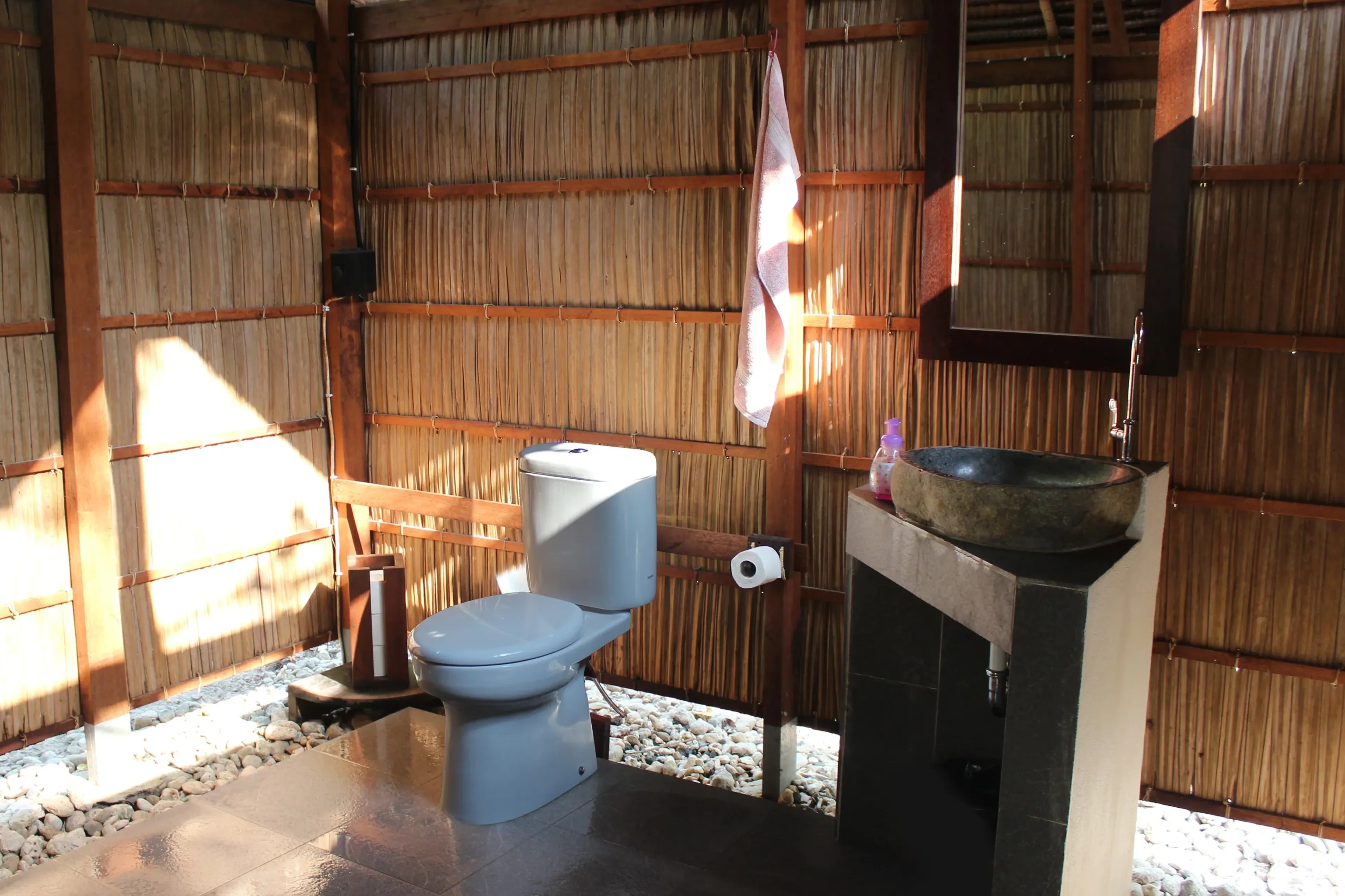 12_papua-diving_kri-eco-resort_bathroom.webp