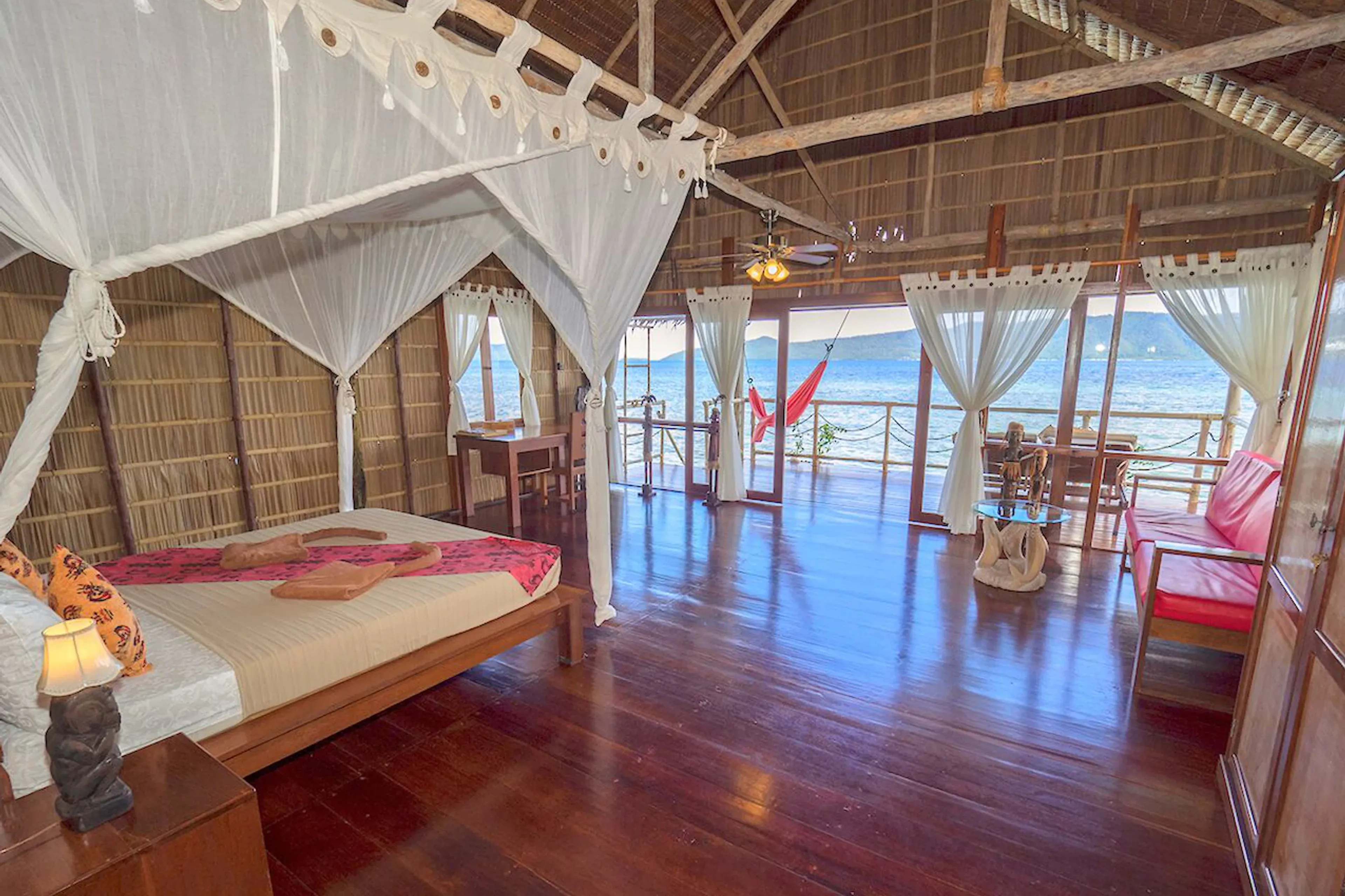 01_Papua_Explorers_Raja_ampat_Roominterior2.webp