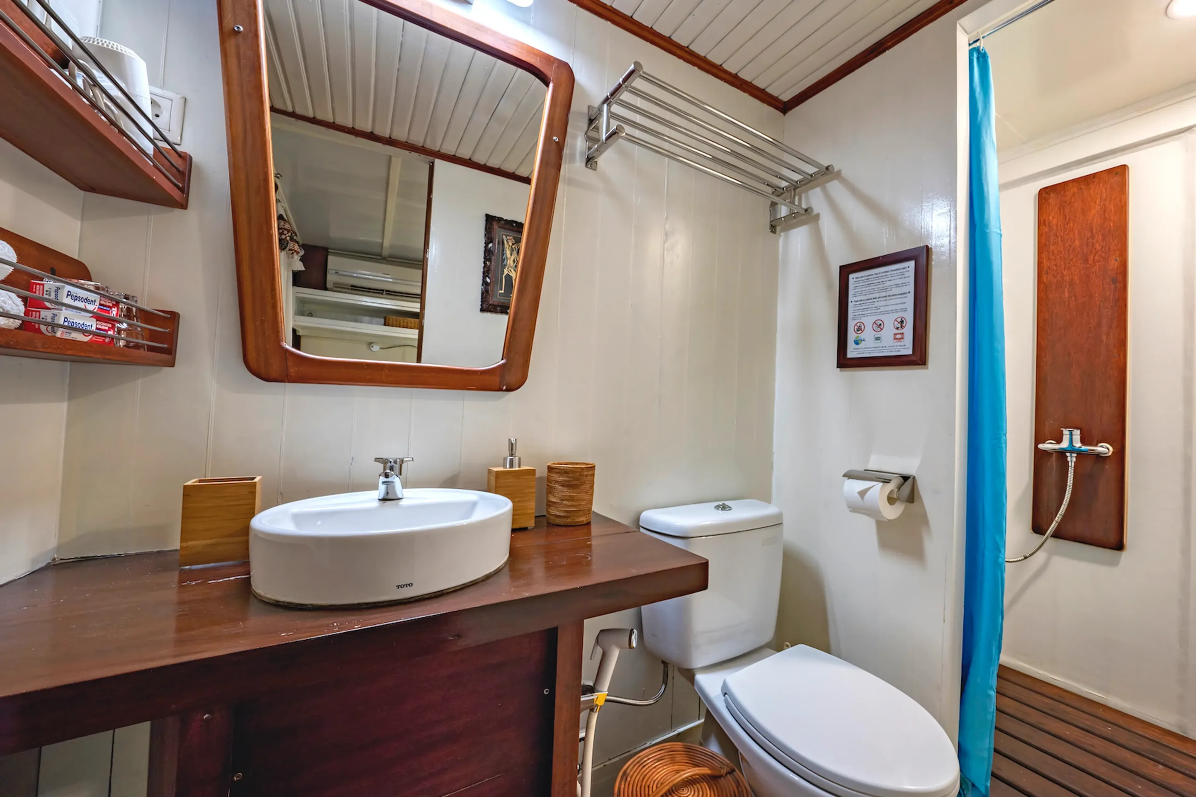 20_wallacea-ambai_halmahera_bathroom.webp