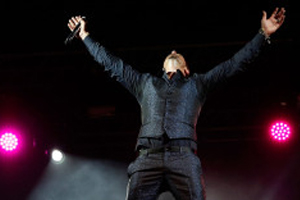 Thicke during a live gig