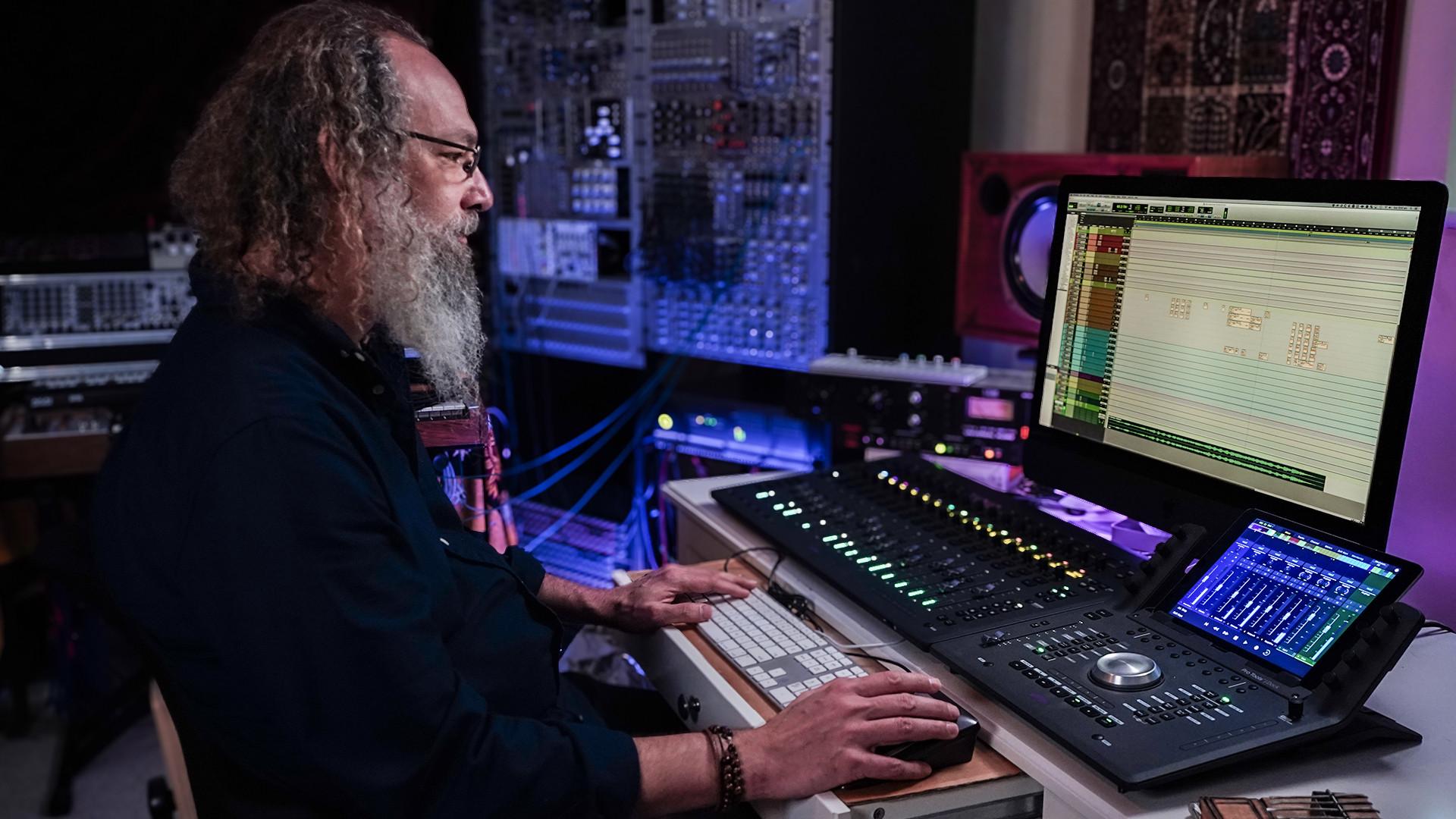 Engenheiro de mixagem premiado Andrew Scheps trabalhando apaixonadamente no estúdio, aperfeiçoando uma mixagem musical profissional com precisão e emoção.