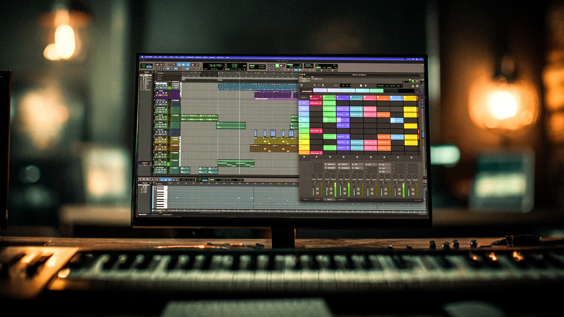 Notebook exibindo uma sessão de DAW com faixas codificadas por cores, mostrando o fluxo de trabalho essencial de preparação e organização para mixagem musical.