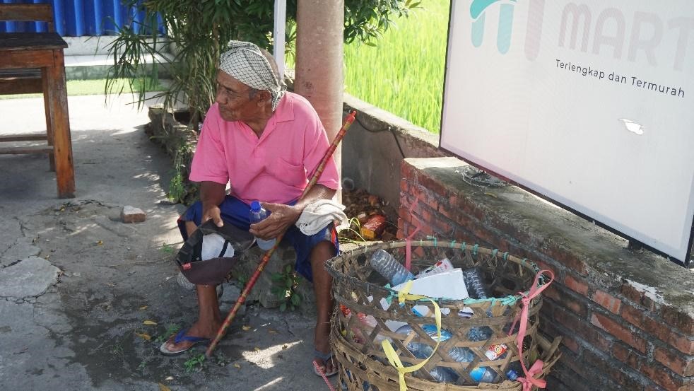Kek Sale sedang beristirahat di Pinggiran jalan