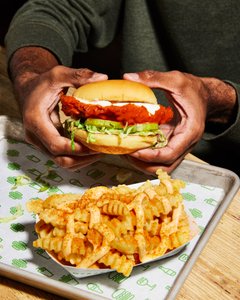 nyc-food-photographer-emily-hawkes-shake-shack-buffalo-chicken-sandwich.jpeg
