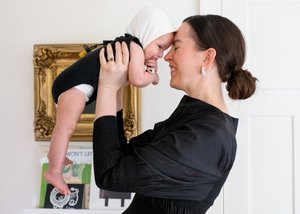 Dallas-Texas-Commercial-and-Editorial-Lifestyle-photographer-Jami-Clayman-Mom-holding-baby-smiling-stylish-black.jpg