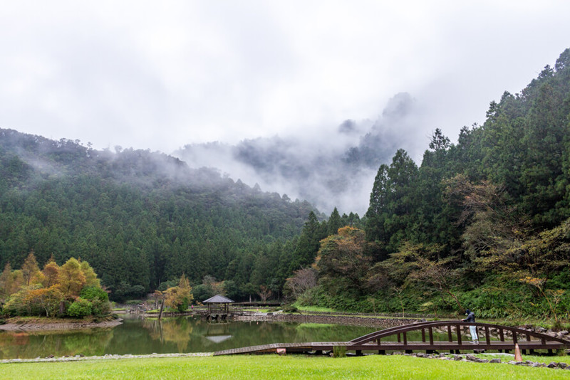 遠處山嵐層層