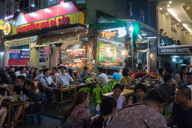 越南胡志明市|越夜越疯狂,四处皆酒吧的背包客天堂--范五老街