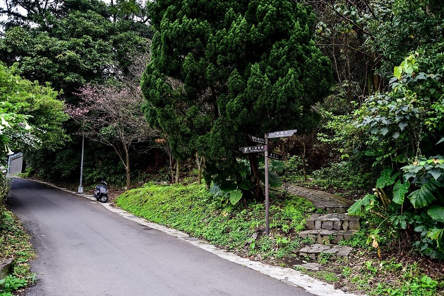 右側為登山步道，左側為一般道路，都能抵達第二停車場。