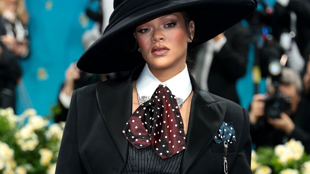Rihanna ประกาศข่าวดีตั้งท้องลูกคนที่ 3 กลางพรมแดง Met Gala 2025 ในลุคสุดเท่จาก Marc Jacobs