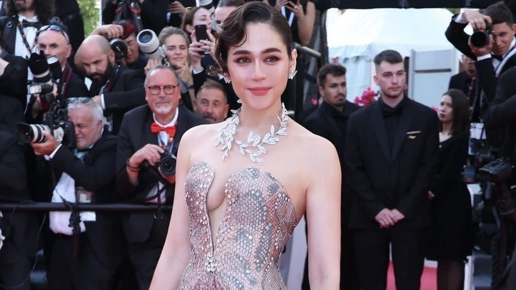 ชมพู่ อารยา ประเดิมพรมแดง Cannes 2025 ด้วยลุคสง่างามจาก Armani Privè ภายใต้กฎใหม่ที่ห้ามโชว์มากและฟูเกิน