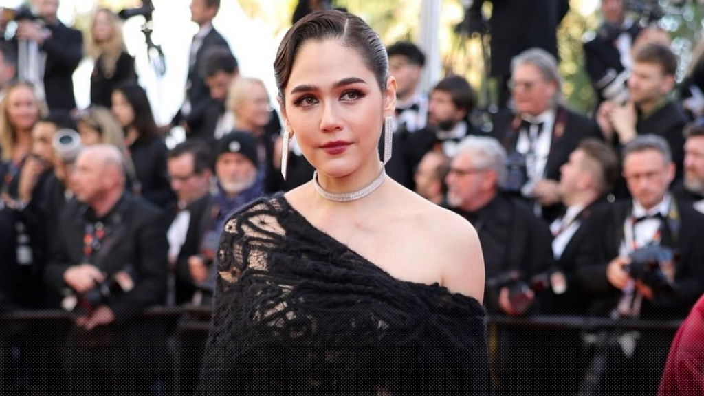 ชมพู่ อารยา สร้างความฮือฮาปิดท้ายพรมแดงเมืองคานส์ ด้วยชุดลูกไม้สีดำจากแบรนด์ Maison Margiela