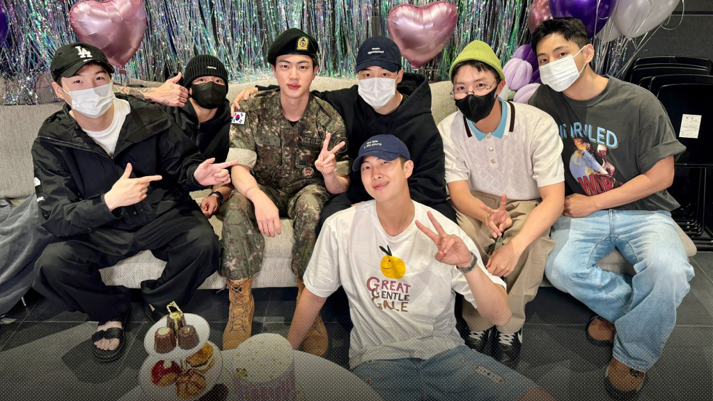 JIN IS BACK! คิมซ็อกจิน เป็นเมมเบอร์ BTS คนแรกที่ปลดประจำการทหาร เพื่อนร่วมวง-แฟนคลับต้อนรับอบอุ่น