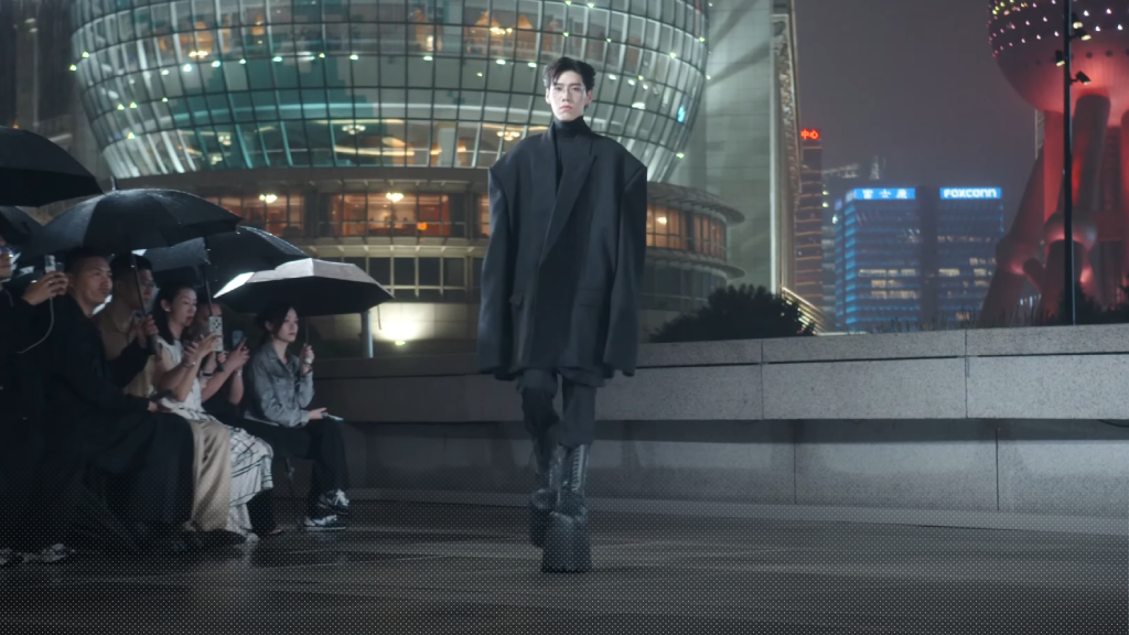 พีพี กฤษฏ์ เดินแฟชั่นโชว์ให้แบรนด์ Balenciaga ในลุคสูทโอเวอร์ไซซ์ และรองเท้าบูตสูง 18 ซม. ท่ามกลางสายฝน