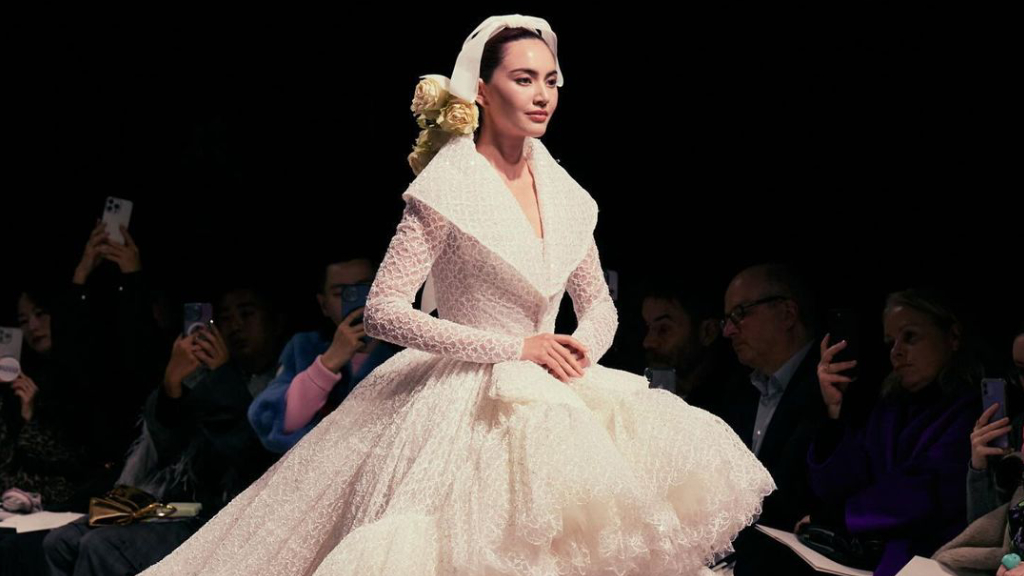 ใหม่ ดาวิกา ได้รับเลือกให้เดินฟินาเล่กับแบรนด์ Giambattista Valli ในงาน Paris Fashion Week