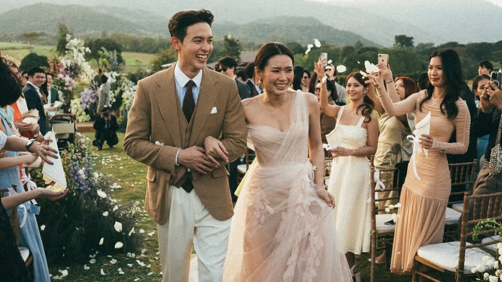 ชมภาพงานฉลองวิวาห์ เจมส์ จิรายุ และ โฟม เบ็ญจมาส ยังคงความเรียบง่ายแต่อบอุ่นในบรรยากาศสวนผึ้ง