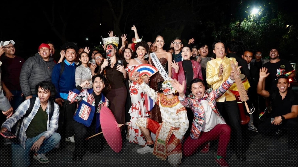 โอปอล สุชาตา สวยสง่าในชุดผ้าไทยเพื่อรายงานตัวเข้ากองประกวด Miss Universe 2024