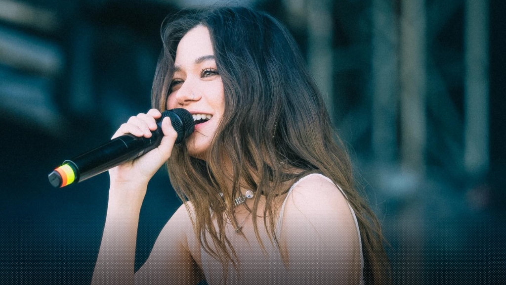 จากผู้ชมสู่ไลน์อัพ! วี วิโอเลต เล่าโมเมนต์ประทับใจหลังขึ้นแสดงบนเวที Clockenflap Music & Arts Festival