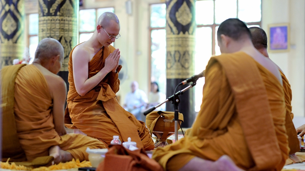 พีค วง V3RSE เข้าพิธีอุปสมบทเรียบง่าย รับฉายาธรรม กมฺพุวณฺโณ แปลว่า ผู้มีสีดั่งทอง