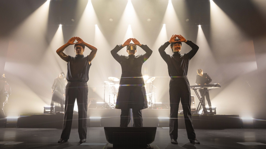 Slot Machine ชวนแฟนเพลงชูมือท่าสามเหลี่ยมเฉลิมฉลองเพลง ‘จันทร์เจ้า’ ครบรอบ 14 ปี