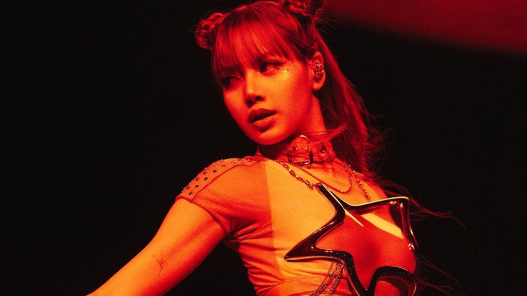 Lisa ได้รับเสียงชื่นชมจากโชว์เดี่ยวในเทศกาลดนตรี Coachella และถูกยกเป็นหนึ่งในการแสดงที่ดีที่สุด