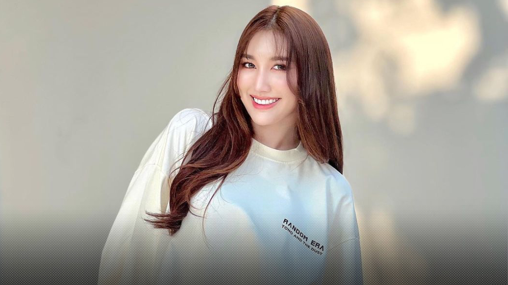 เบสท์ รักษ์วนีย์ เผยว่ามักถูกติงเวลาหน้านิ่งจะดูหยิ่ง เธอจึงปรับด้วยการยิ้มให้เยอะขึ้น