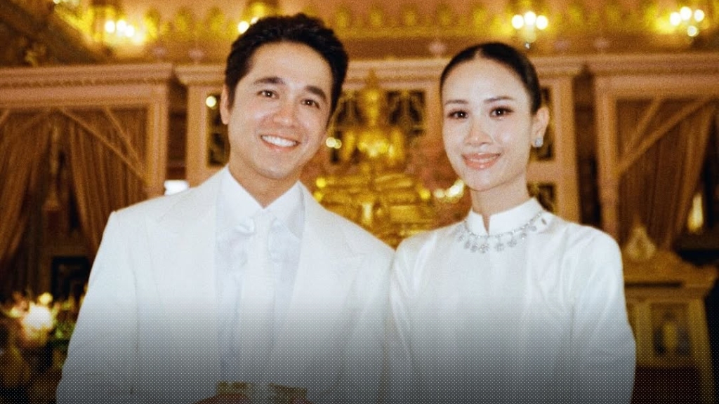 อเล็กซ์ เรนเดล และ เจนนี่ ถวายสักการะพระสังฆราช เพื่อรับพรอันเป็นสิริมงคลก่อนเข้าพิธีวิวาห์