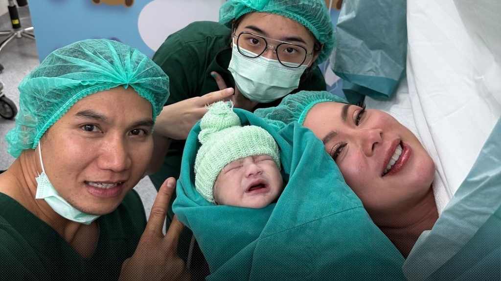 สวัสดีครับ..ผมอาเธอร์ครับ! บุ๋ม ปนัดดา คลอดลูกคนที่ 3 สุขภาพแข็งแรงทั้งคุณแม่และคุณลูก