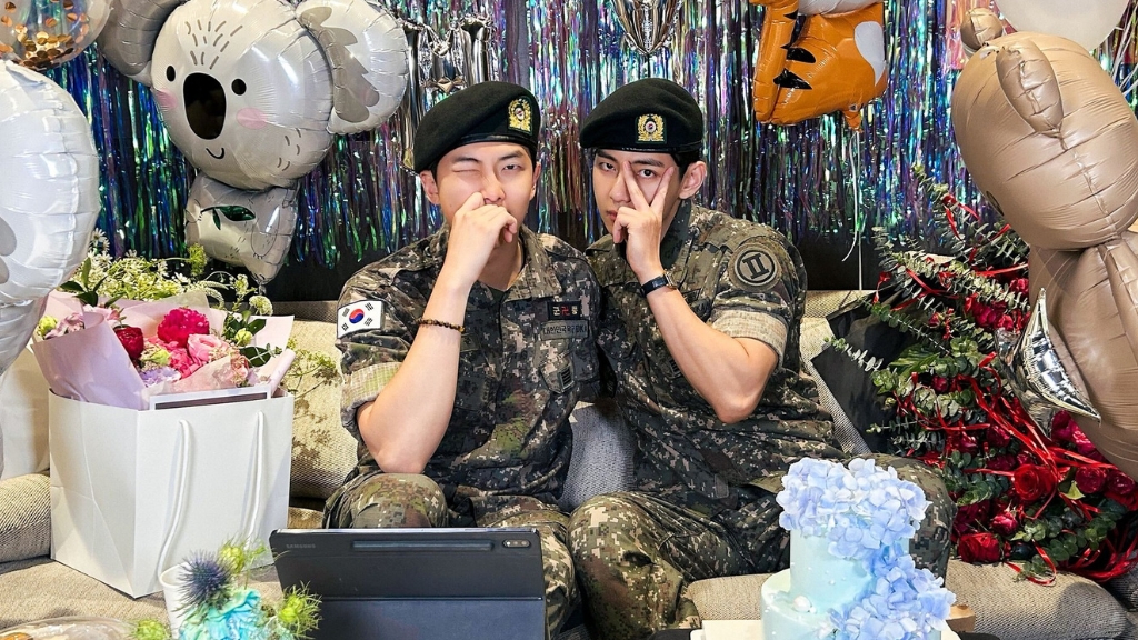 RM และ V วง BTS ปฏิบัติหน้าที่ทางทหารเสร็จสิ้นและปลดประจำการแล้ววันนี้