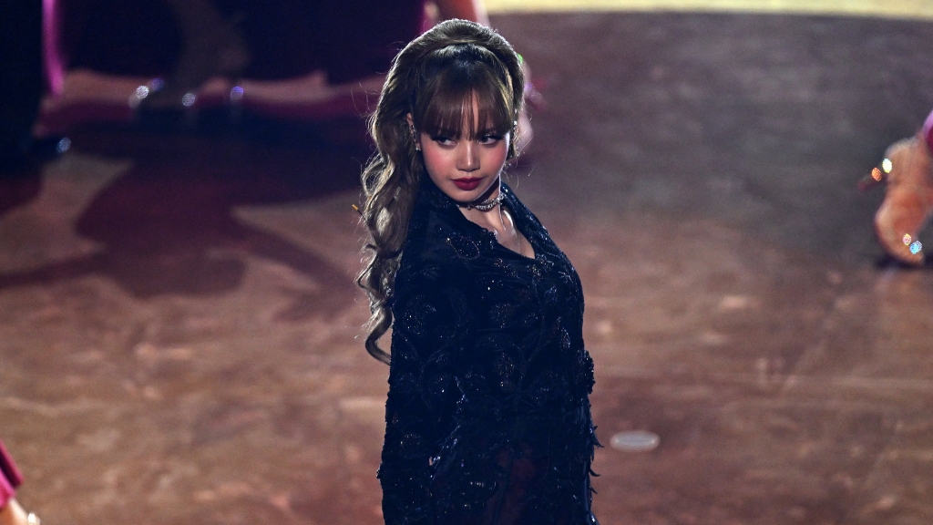 LISA เฉิดฉายบนเวทีออสการ์ ด้วยการแสดงสดุดีภาพยนตร์ในตำนานอย่าง James Bond ร่วมกับ Margaret Qualley, Doja Cat และ RAYE