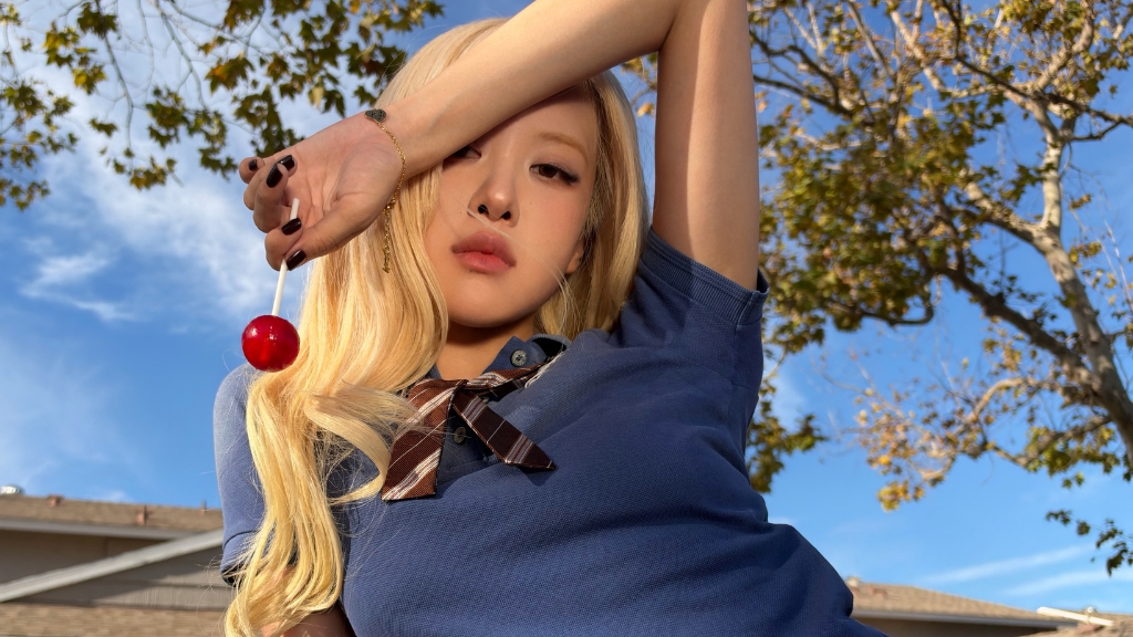 ROSÉ ปล่อยซิงเกิลใหม่ new trick พร้อมมิวสิกวิดีโอกลิ่นอายหนังวัยรุ่นยุค 2000s ที่ถ่ายทำด้วย iPhone 18 Pro