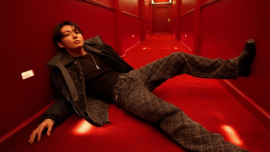 Jung Kook กลับมาสร้างความร้อนแรงอีกครั้งในแคมเปญเดนิมล่าสุดจาก Calvin Klein