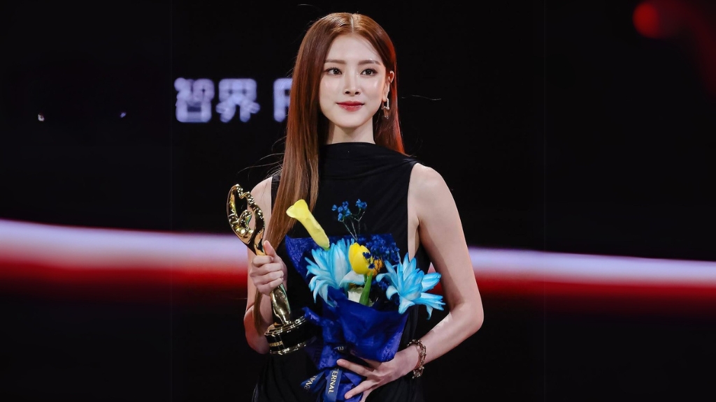 ใบเฟิร์น พิมพ์ชนก รับรางวัลนักแสดงหญิงที่มีผลงานโดดเด่นแห่งปี จาก Weibo Night 2024