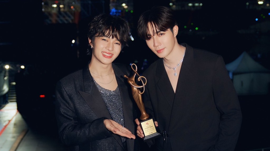 แสดงความยินดีกับ นุนิว-ซี รับรางวัล Thai Best Artist Awards จากเวที The 33rd Seoul Music Awards