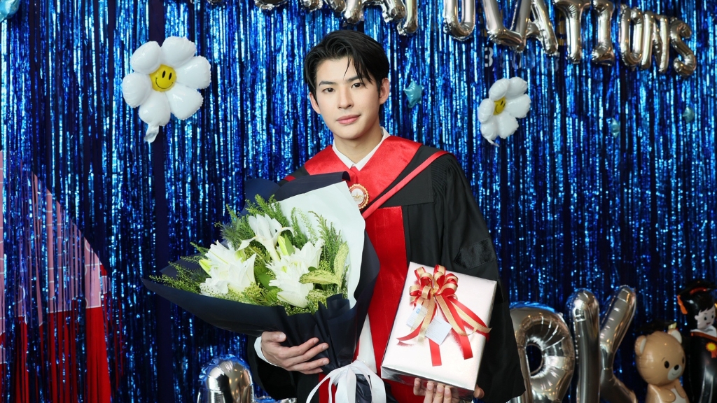 มาร์ค ภาคิน เรียนจบปริญญาโทจากคณะรัฐศาสตร์ มหาวิทยาลัยกรุงเทพธนบุรี